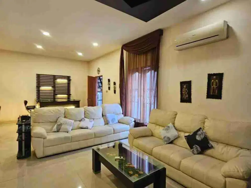 Rumah Hoek rapih 2 lantai row jalan 2,5 mobil full furnished dijual lokasi bagus Sunter Jakarta Utara