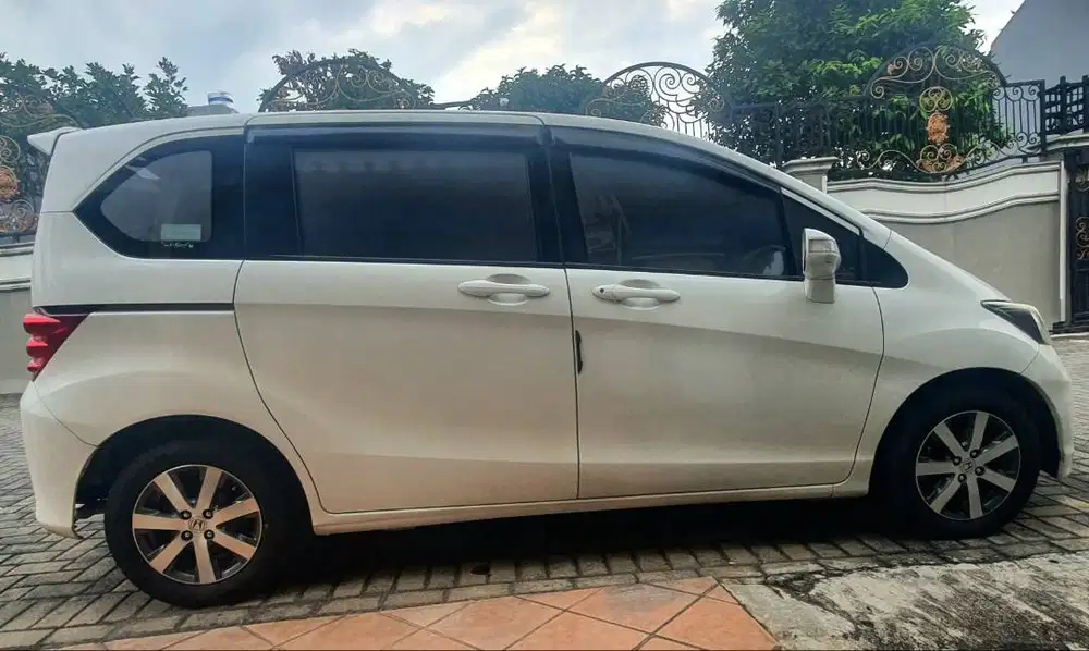 Honda Freed Putih Mutiara