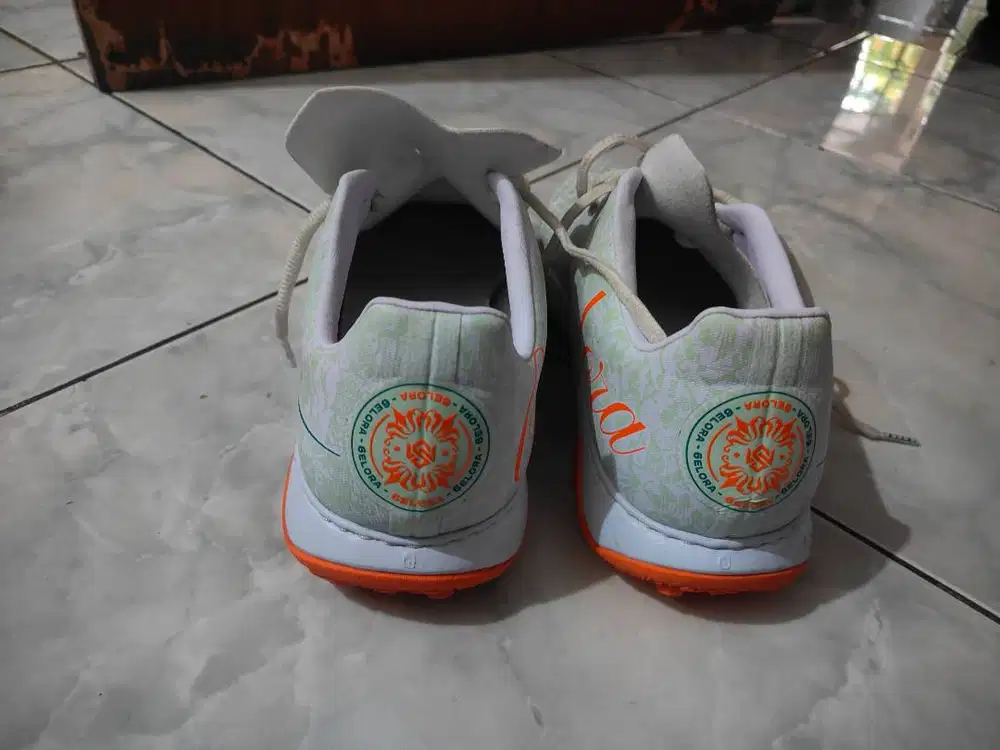 Sepatu mini soccer dan futsal, baru sekali pakai size 42 Mills Gelora