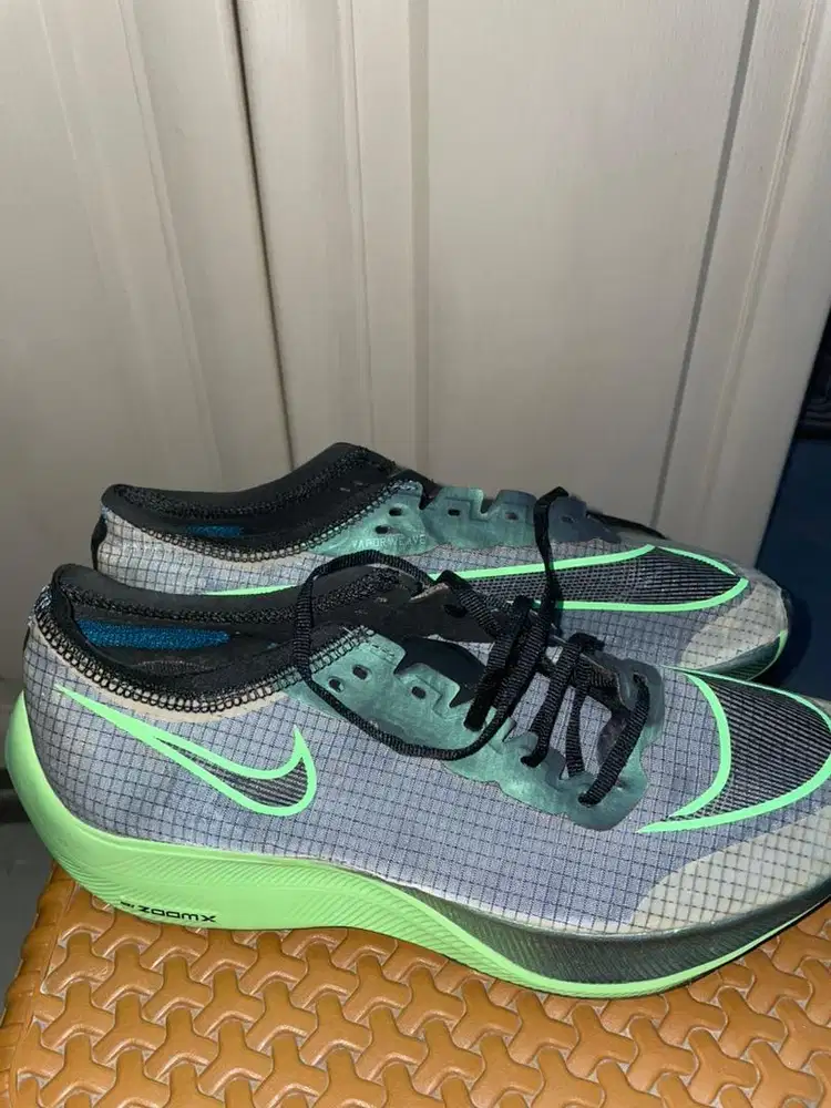 Sepatu Olahraga Nike