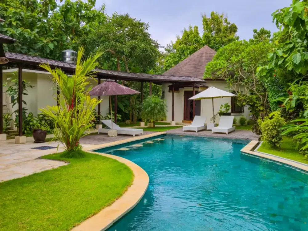 Dijual: Vila Mewah 5 Kamar Tidur Luas dengan Rooftop Pemandangan Sunset — Puri Gading, Jimbaran