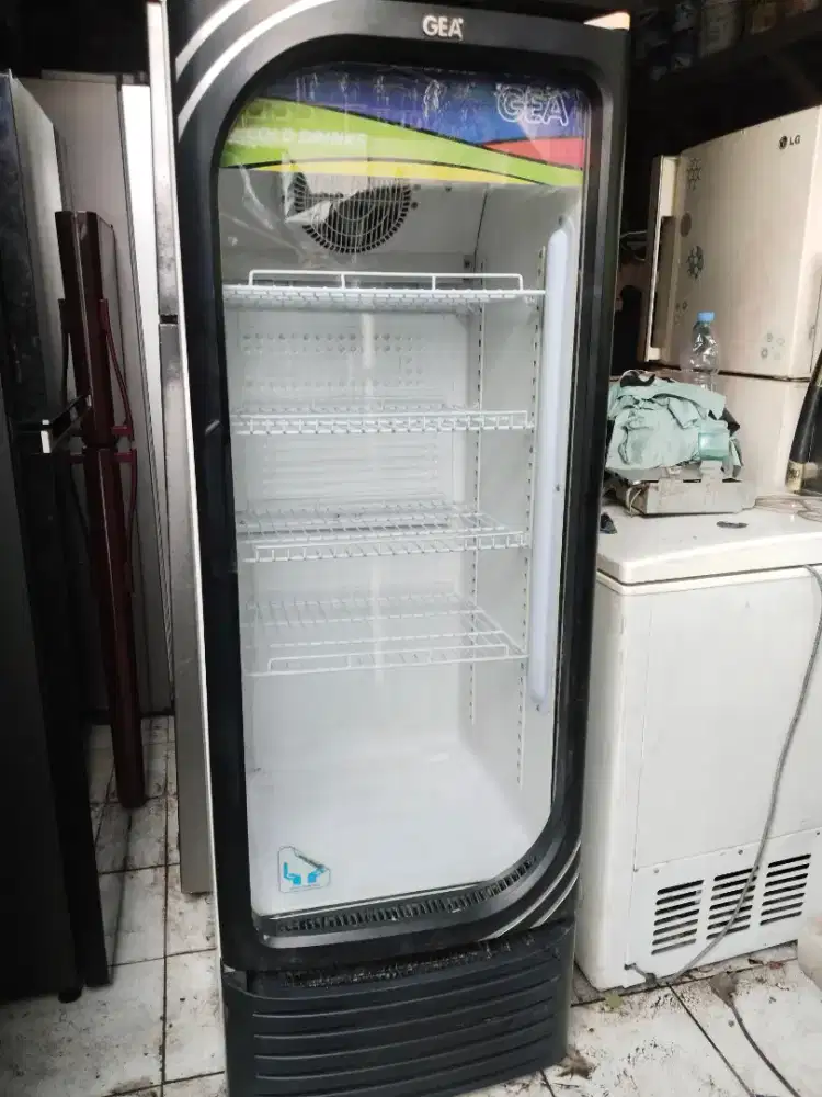 Showcase gea oval kondisi normal dingin siap pakai