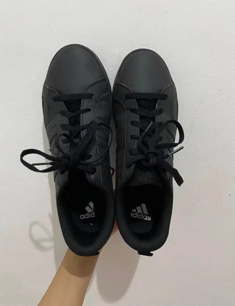Sepatu Adidas hitam ORI (Milik Pribadi)