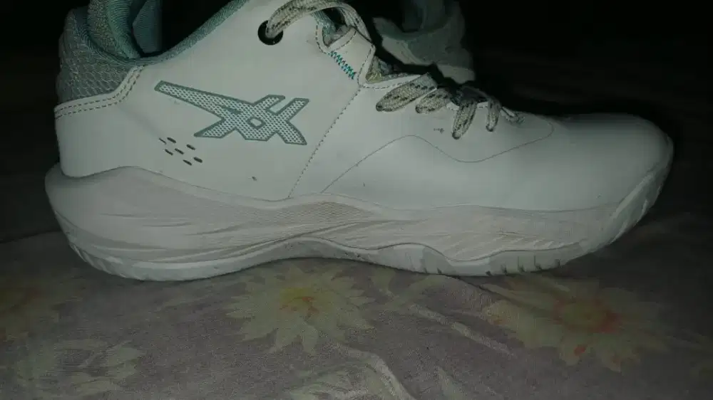 ASICS nova surge low