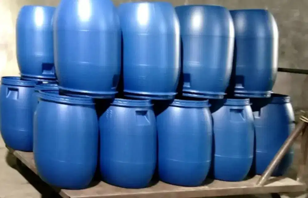 Tong biru untuk sampah, air minum dan lain lain