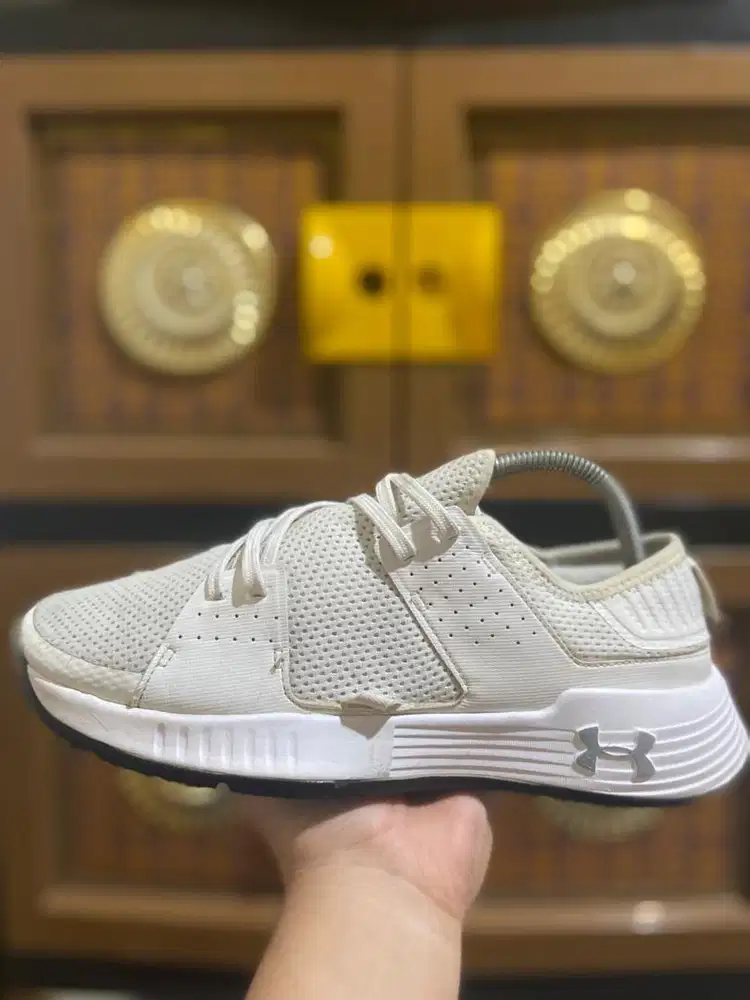Dijual sepatu Under Armour Showstopper size 42