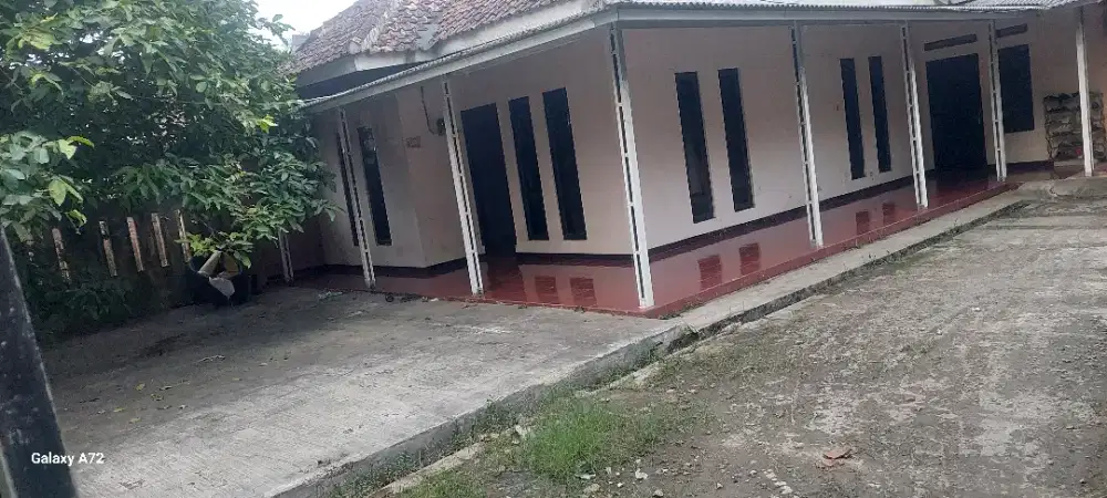 Di sewakan rumahpribadi terletak di pinggir jalan