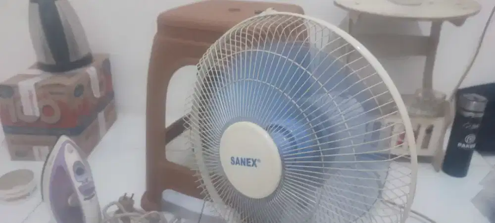 Setrika , kipas, bangku