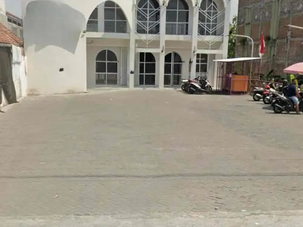 Di sewakan bangunan besar cocok utuk kntor / restoo parkiran super luass