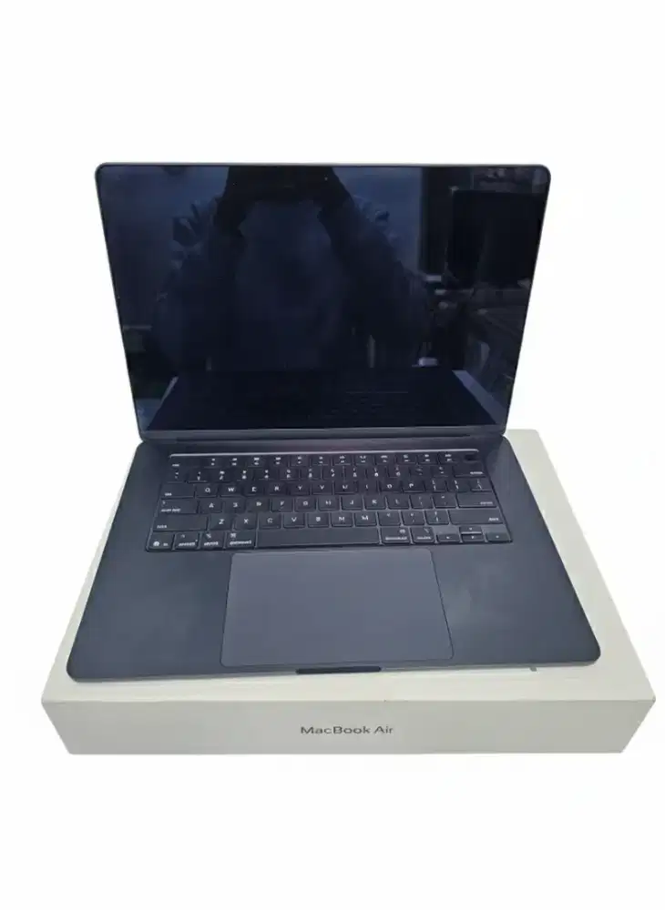 Macbook air m4 15 inch 16/512  ibox garansi 01/2027