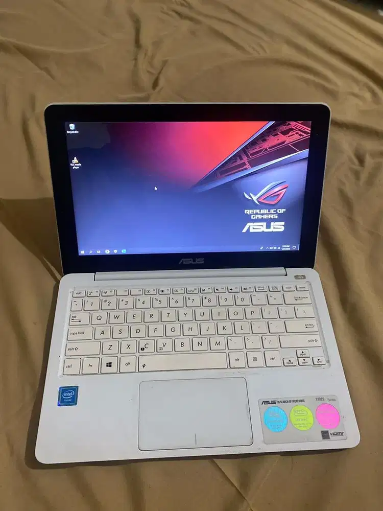 LAPTOP / NOTEBOOK ASUS E202S