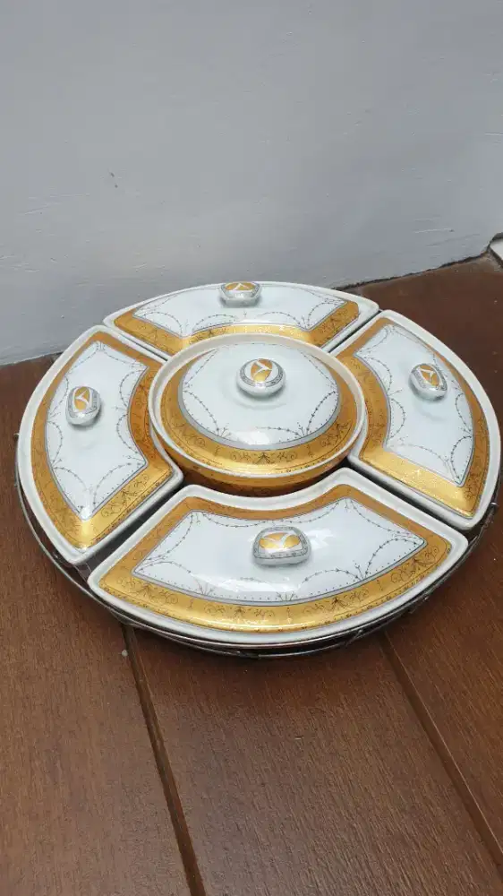 Wadah Piring Saji Prasmanan