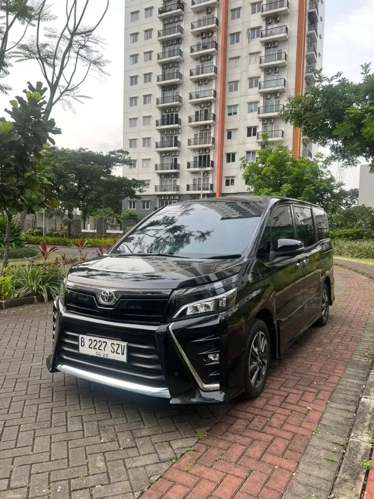 (Cash) Toyota Voxy 2.0 AT 2018