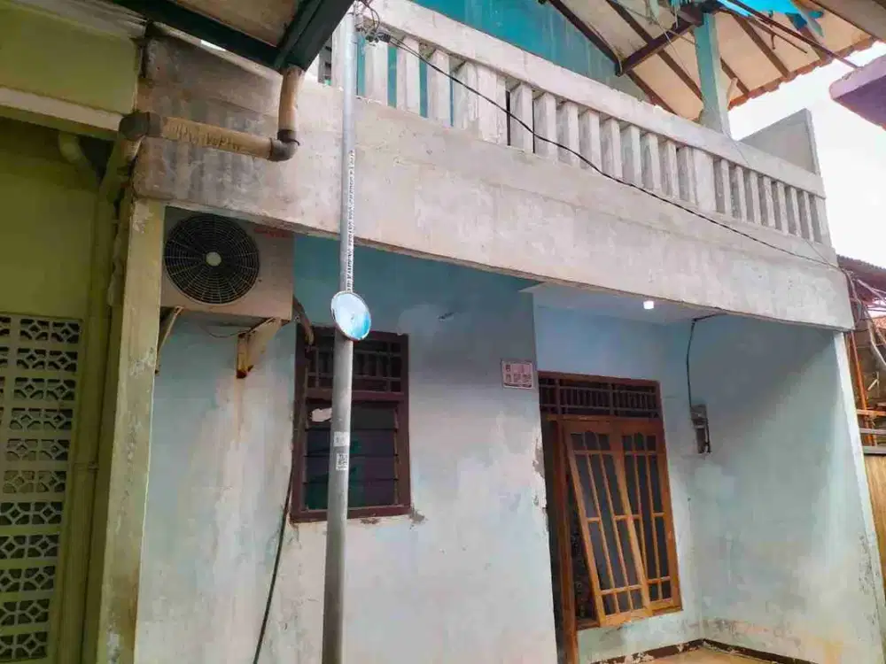 Di jual cepat rumah scond kondisi bagus 2 lantai permanen lokasi peninggilan Ciledug Tangerang kota