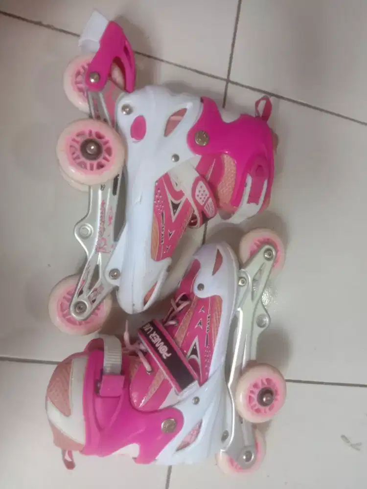 Sepatu roda mulus seperti baru