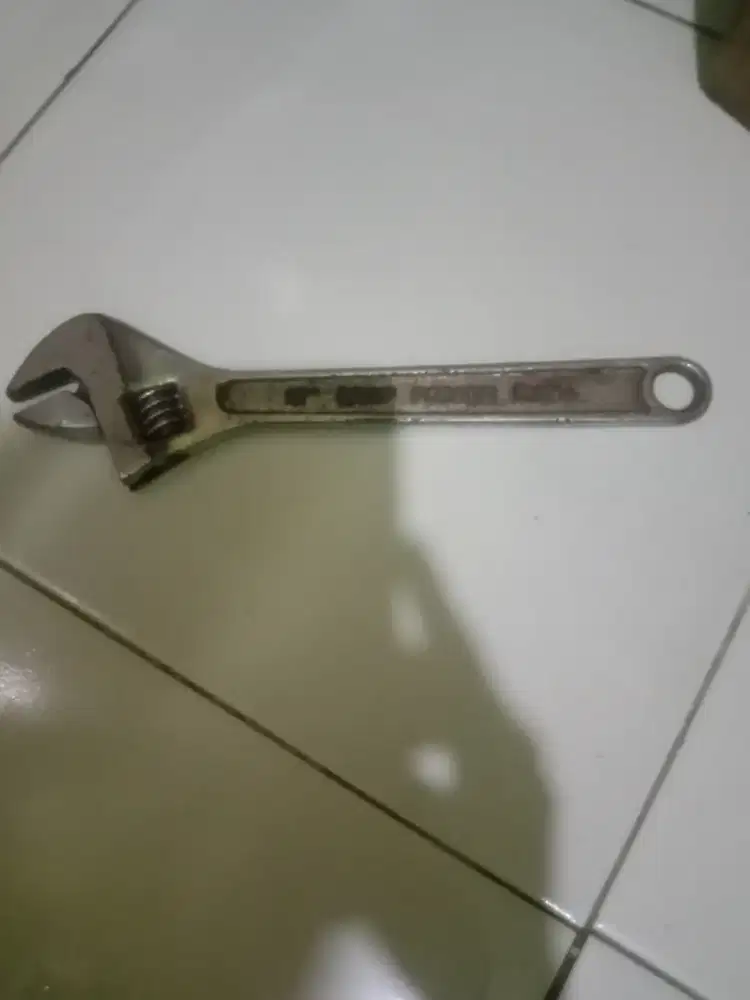 Kunci inggris ukuran besar