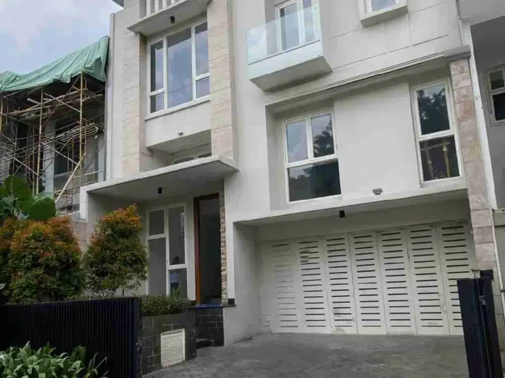 RUMAH MEWAH BRAND NEW DI GANDARIA KEBAYORAN BARU DEKAT SCBD SENAYAN