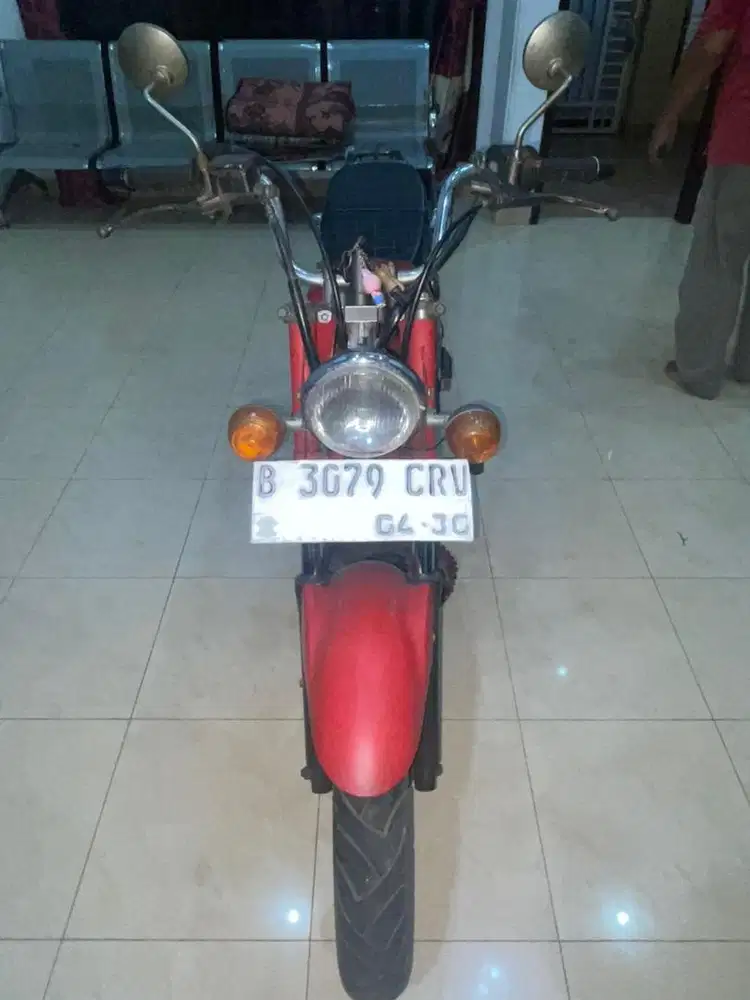 Honda cb 100 warna merah