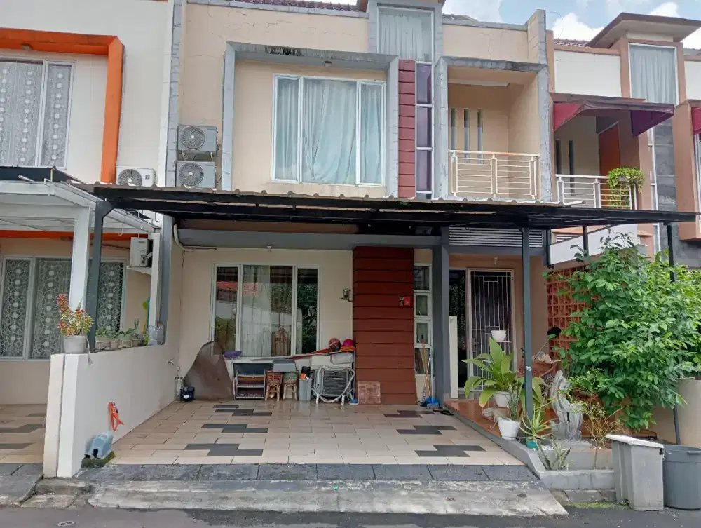 DISEWAKAN RUMAH 2 LANTAI SEMI FURNISH DEKAT BUNDARAN CIATER