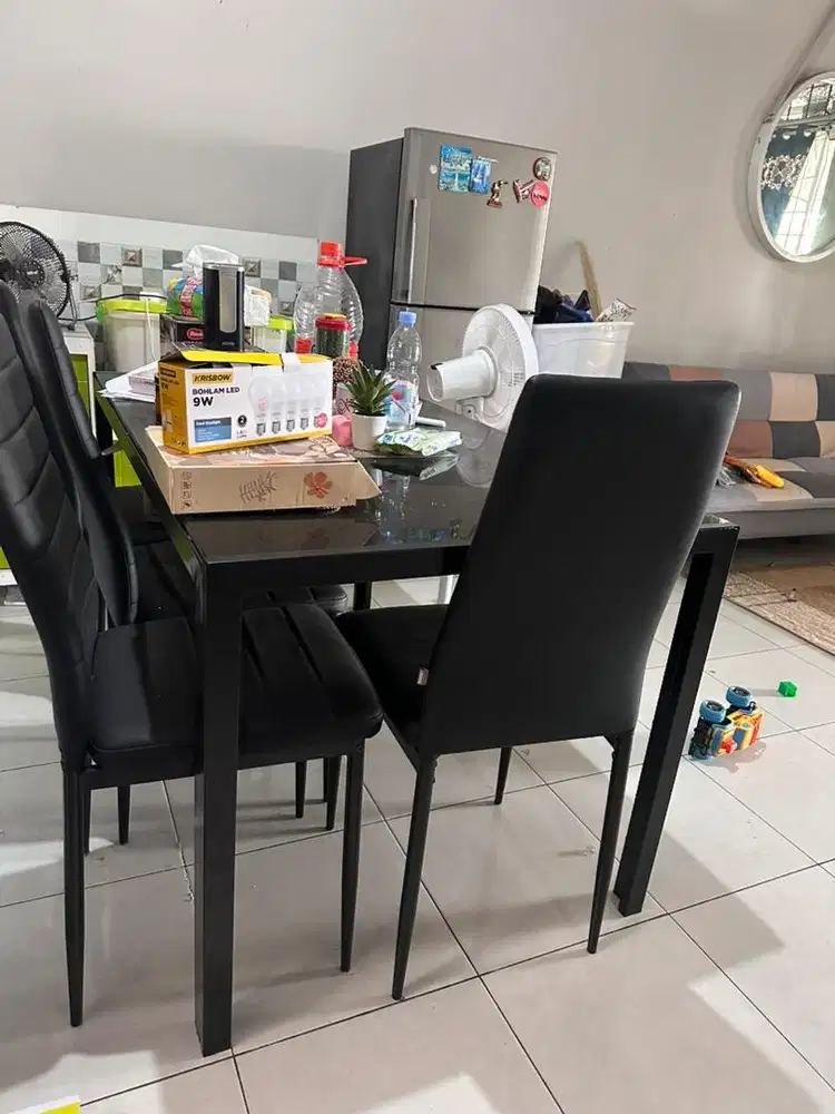 meja makan 4 kursi