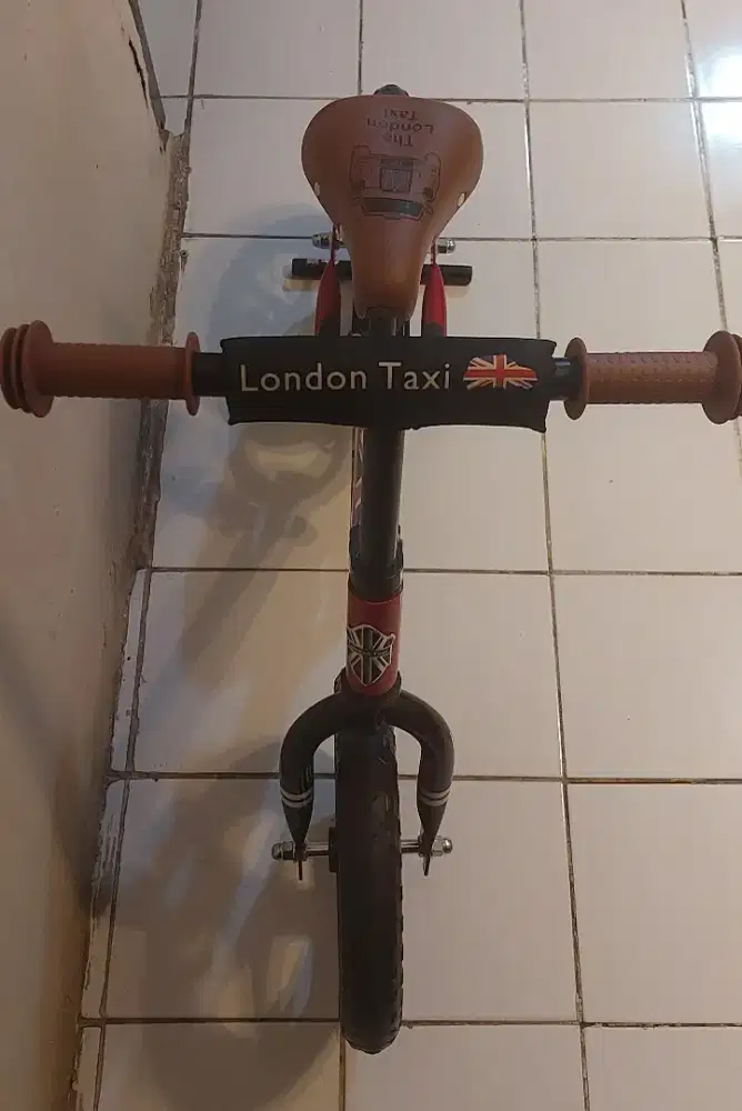 London Taxi Kick Bike warna merah 12 inch