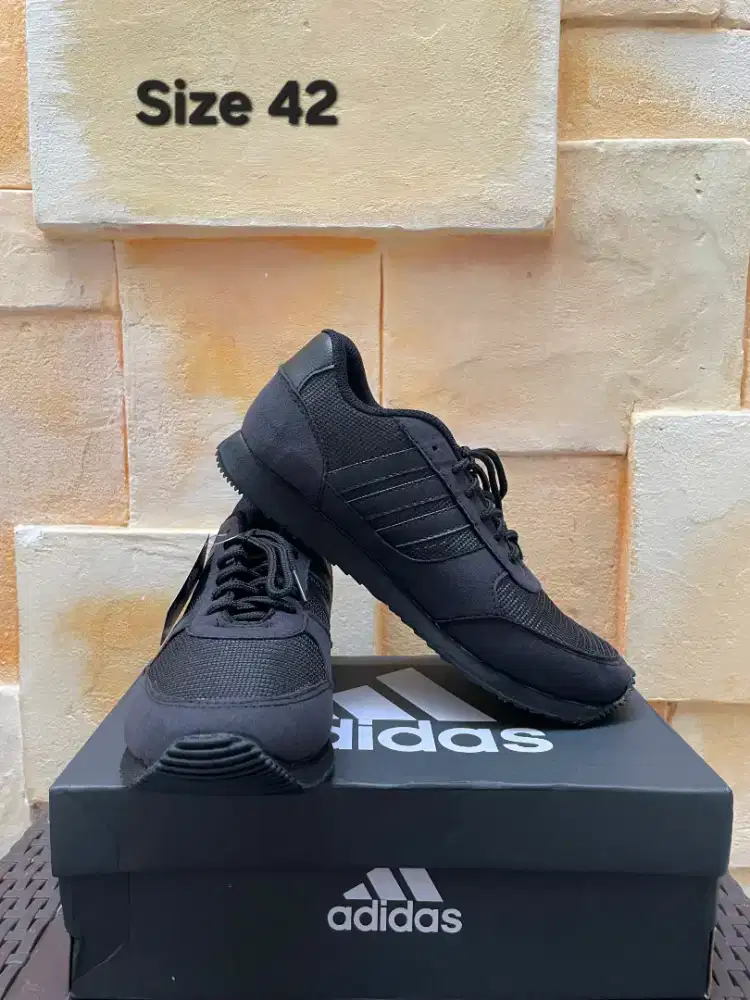Sepatu Casual Adidas