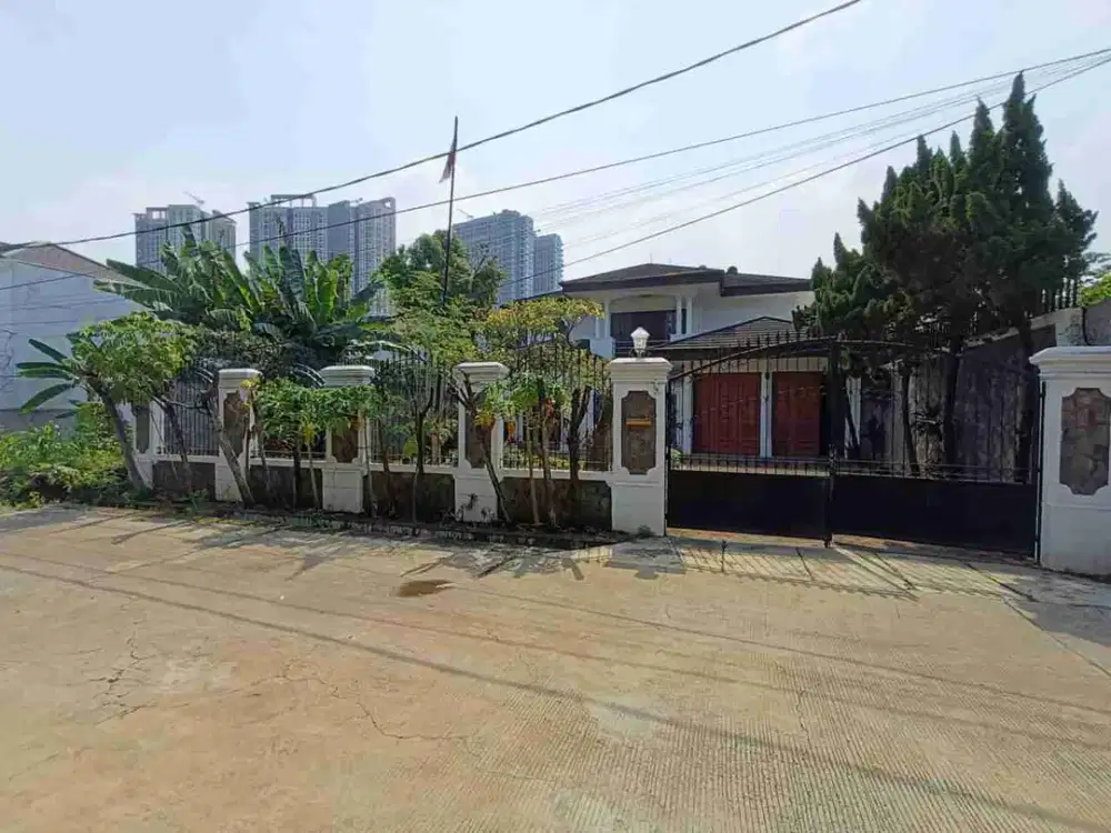 Rumah 3 lantai bergaya villa dengan kolam renang di lahan luas hadap 2 jalan di area dekat toll belakang Trans Mart