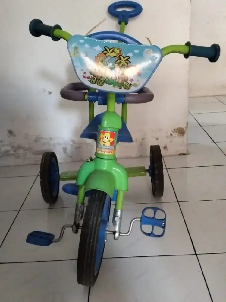Sepeda roda tiga anak balita
