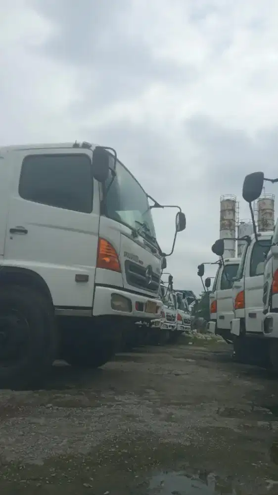 Truk mixer hino