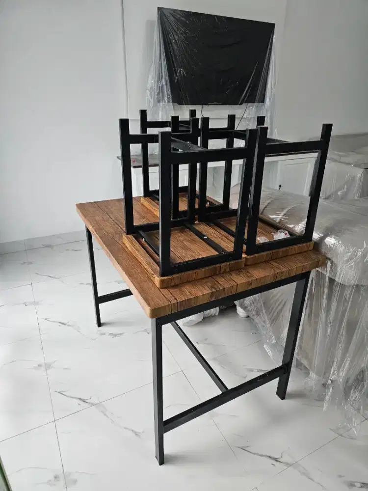 Meja makan dan rak piring