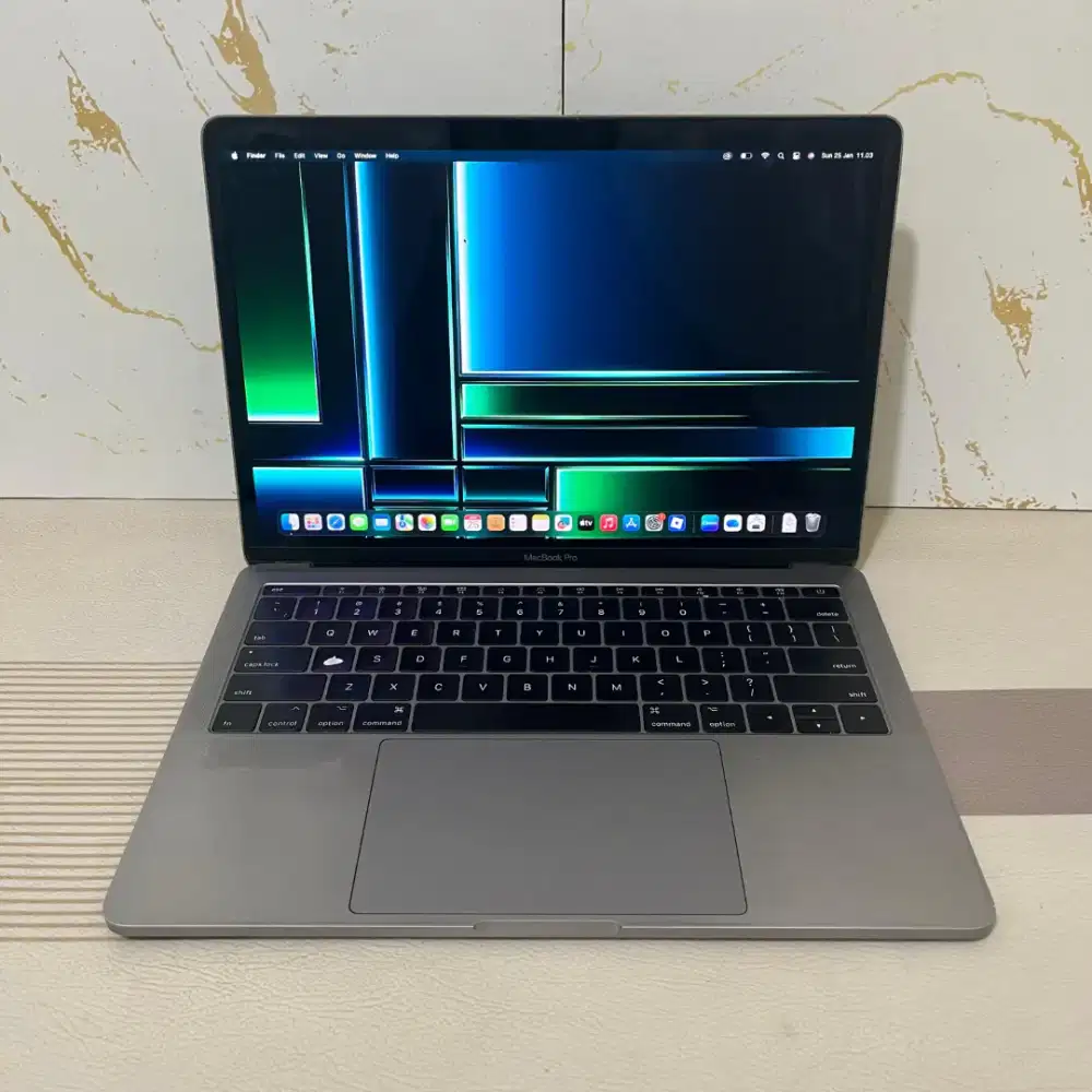 Macbook Pro 13-inch, 2017, Two Thunderbolt 3 Ports.