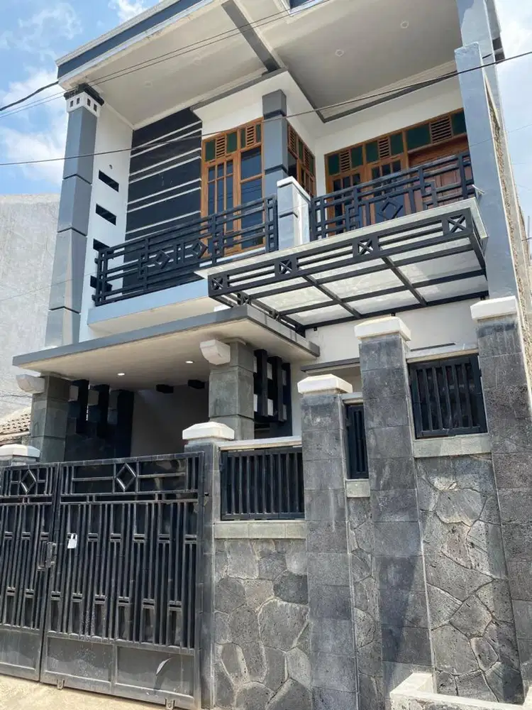 DI KONTRAKAN RUMAH 3 LANTAI PER TAHUN LOKASI STRATEGIS BANDUNG TIMUR