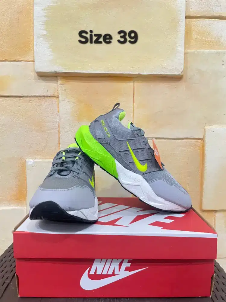 Sepatu Olahraga Nike