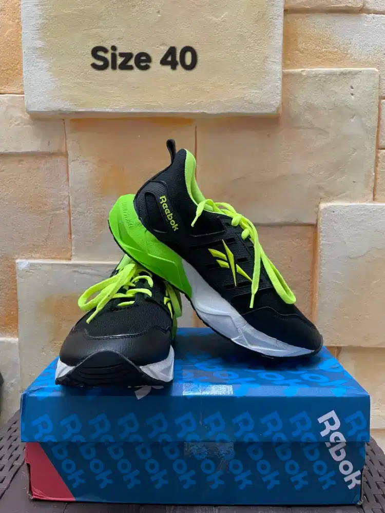 Sepatu olahraga Reebok