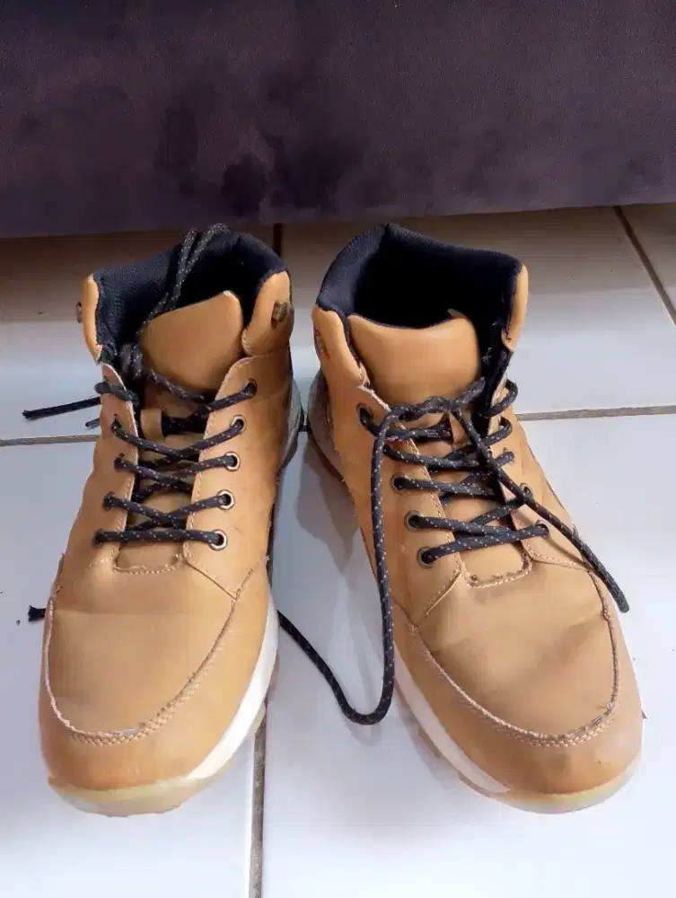 Sepatu boots pria