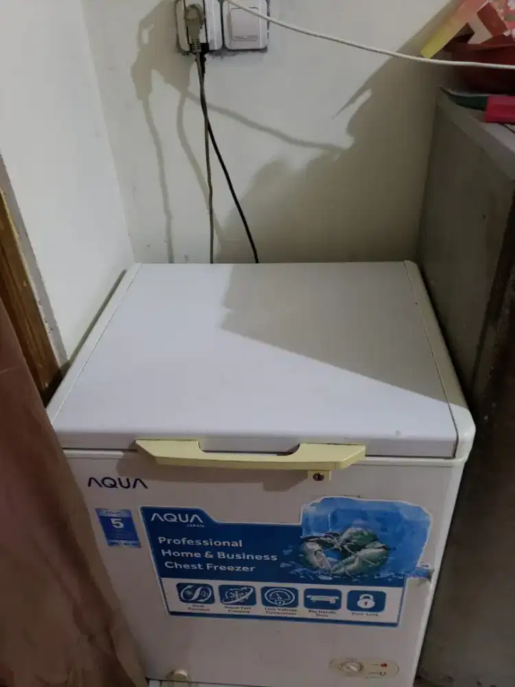 Di jual freezer merk Aqua