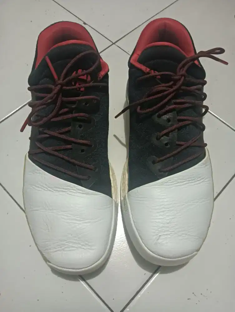 Di jual sepatu basket Adidas size 44