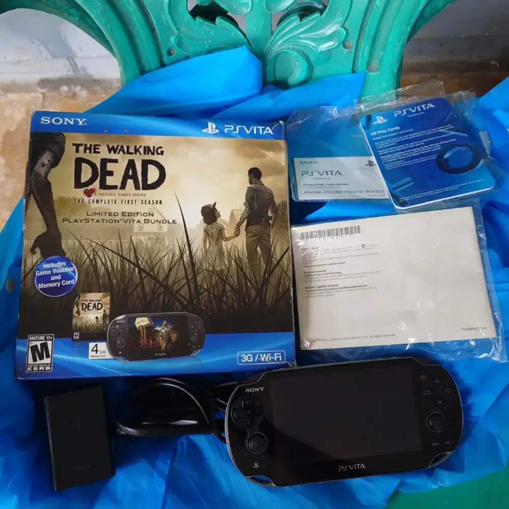 PS VITA FAT 3G Walking Dead Bundle EDITION Rare
