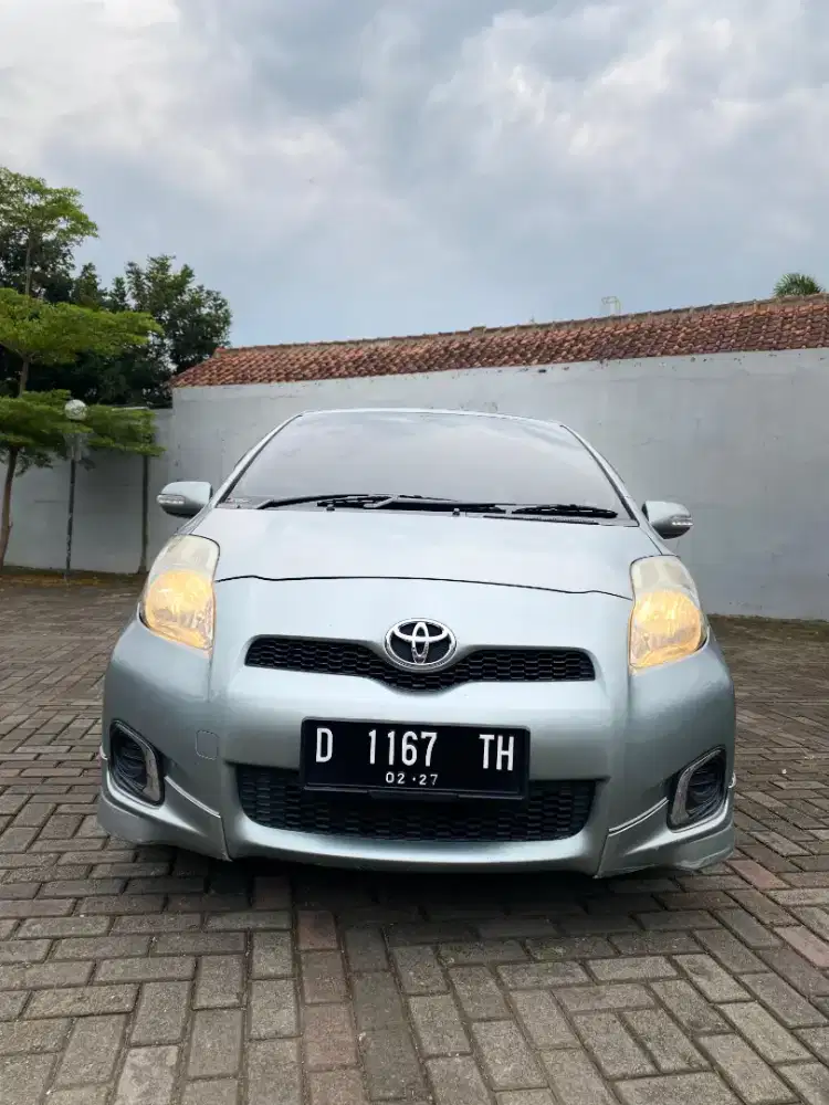 YARIS E MANUAL 2012