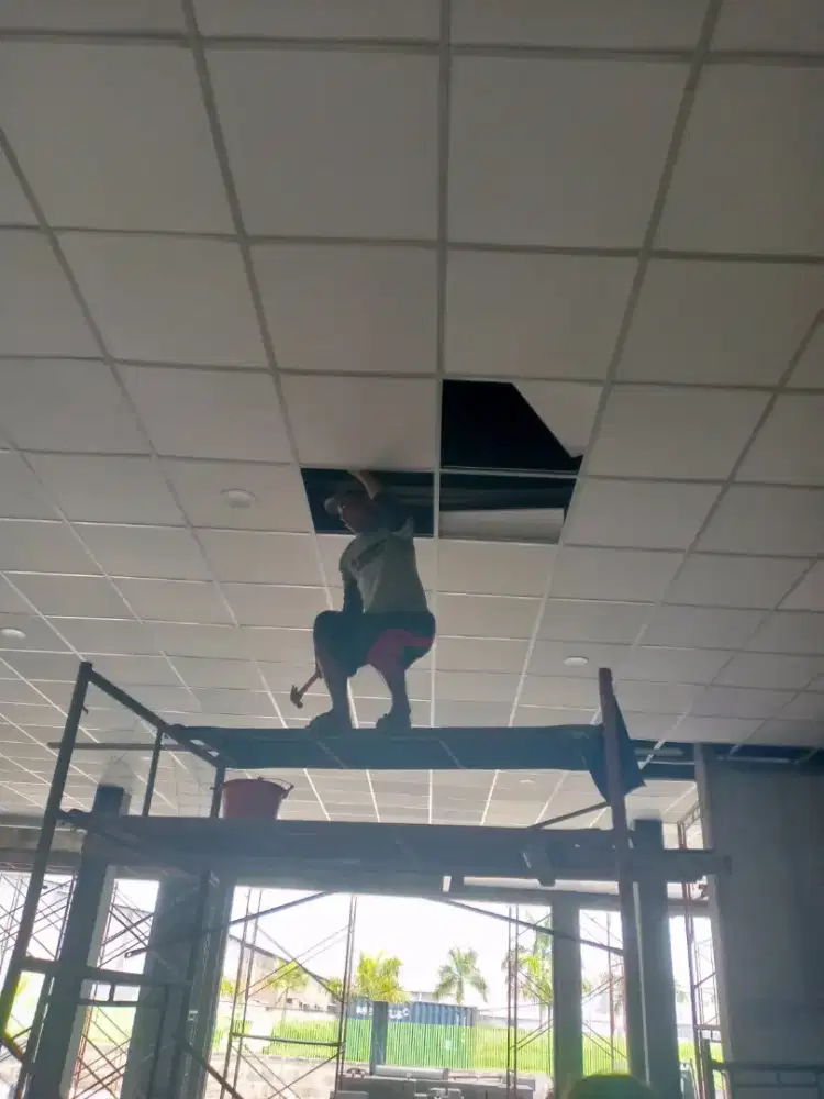 Plafon akustik terpasang