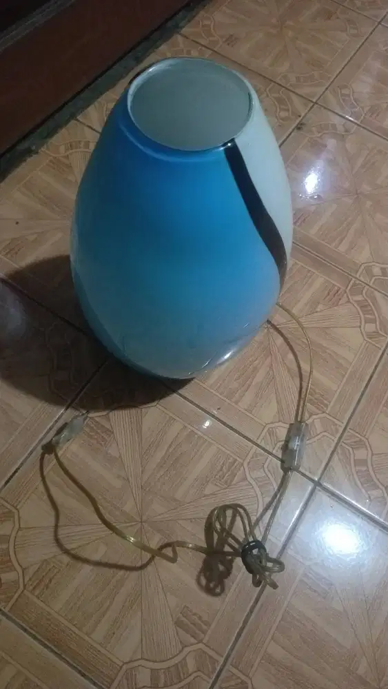 Merek dan Desain: Lampu ini dirancang oleh Eglo Empori