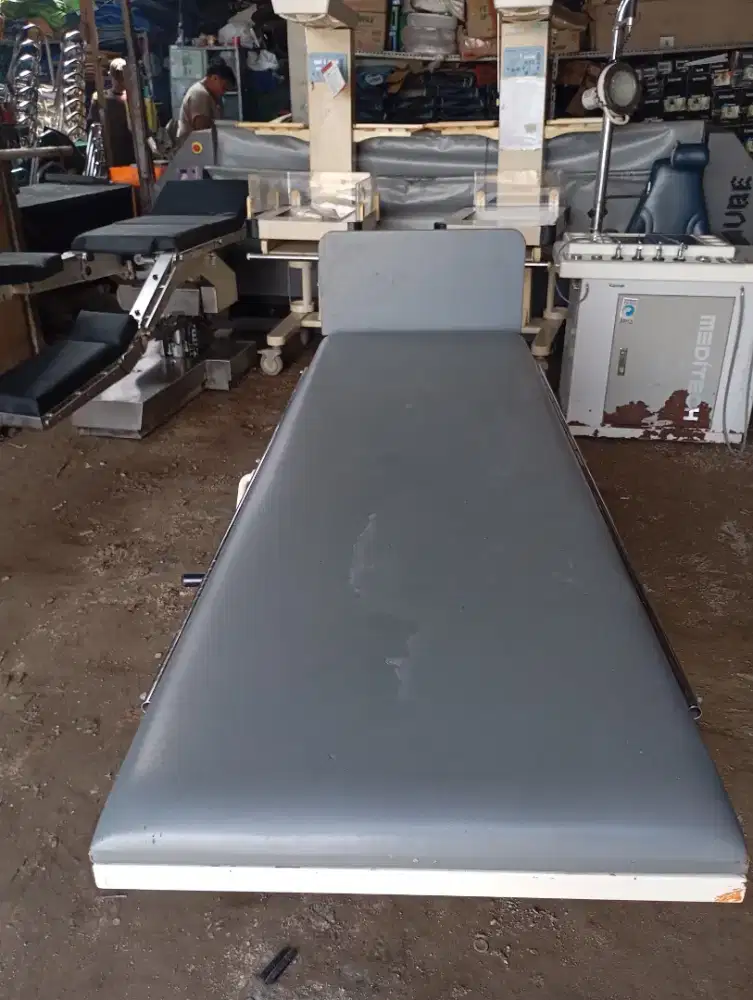 Meja/tempat periksa pasien