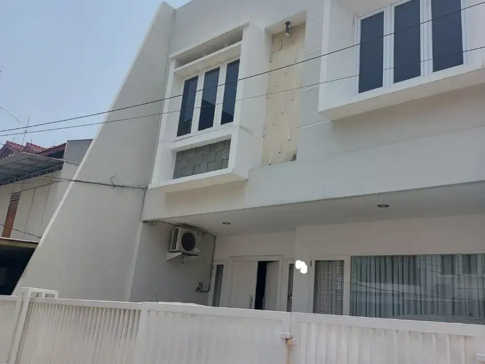 Dijual rumah besar modern di Komplek Walikota Kelapa Gading Jakarta Utara