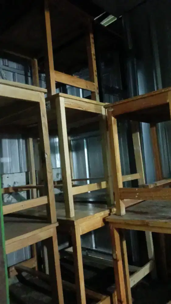 Jual meja 10+kursi kantor 2+kursi besi 6+kursi plastik 4+kranjang 20