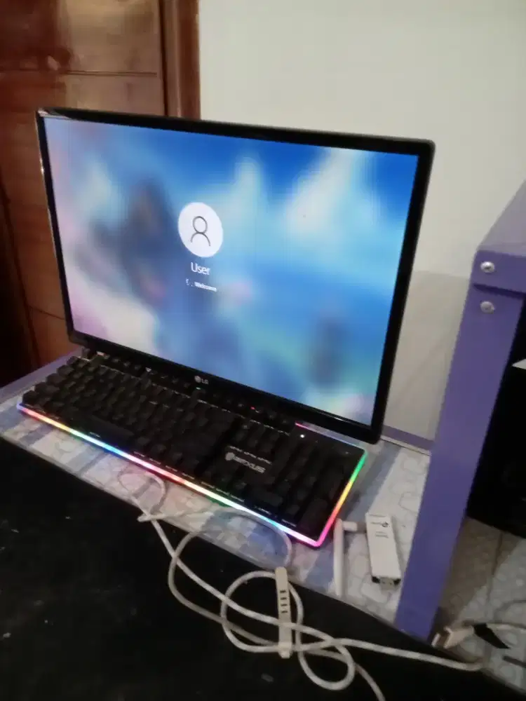 Komputer satu set plus meja dan spiker