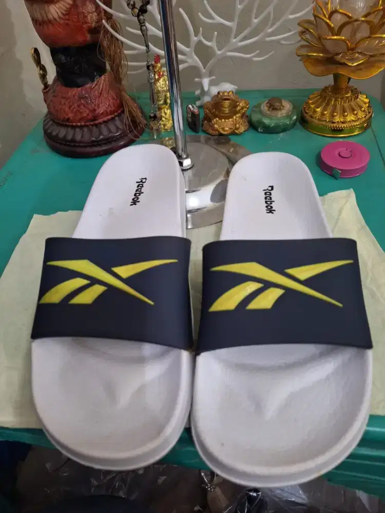 Sandal branded 
Reebok warna putih 
Limited edition 
Barang terawat 
P