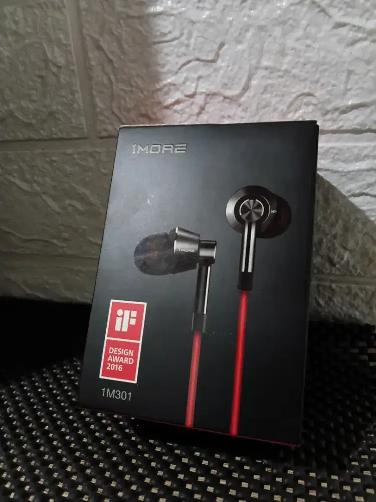 Earphones Earbud headset 
1More Design By Xiaomi original