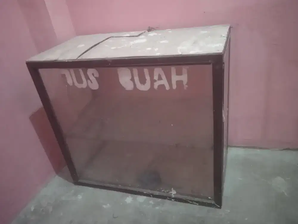 Etalase kaca ukuran kecil