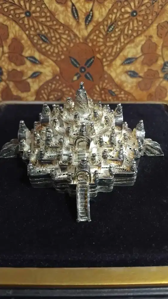 Miniatur kerajinan lapisan perak Candi Borobudur