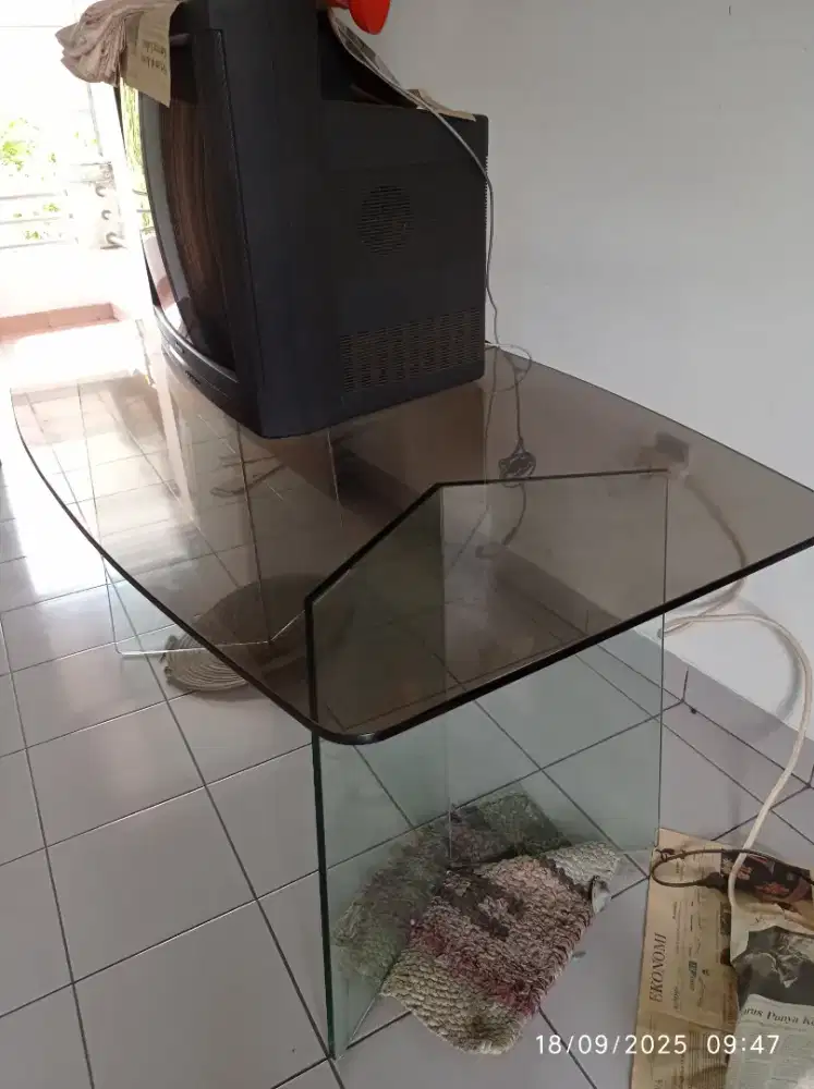 Meja makan kaca 12 mm